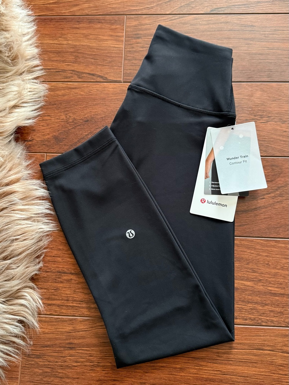 Lululemon Wunder Train HR Crop 23" Contour Fit Leggings in Black
Size 6